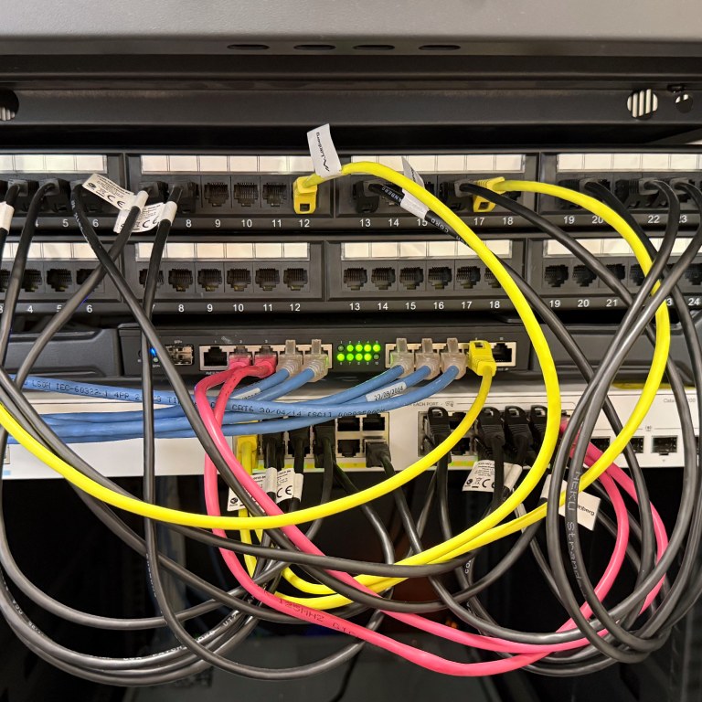 szafa serwerowa kable